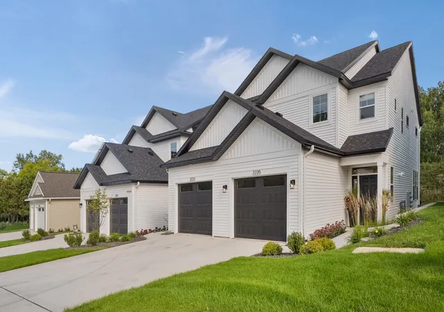 Listing Photo 2 - Condo for sale in building located at 2225 Watertown Wy NE, Grand Rapids, MI 49505