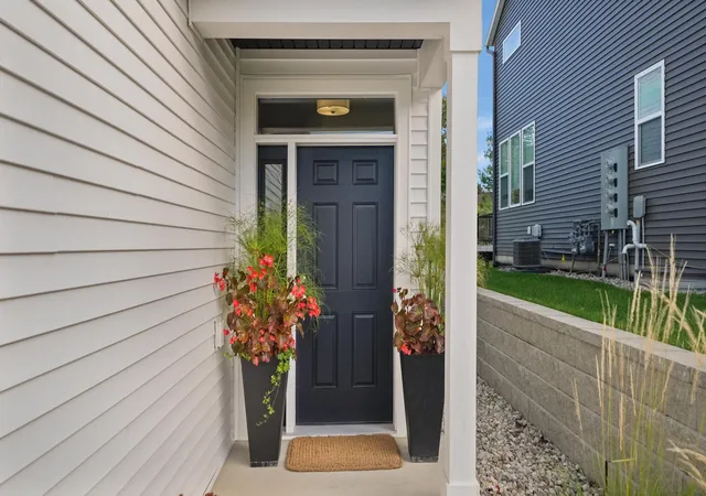 Listing Photo 3 - Condo for sale in building located at 2225 Watertown Wy NE, Grand Rapids, MI 49505