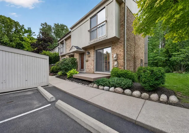 Photo 2 of Condo for sale at 1439 Oakbrook E, Rochester Hills City Oakland, MI 48307 | MLS# 20261077239 | Listing updated on 2026-10-15