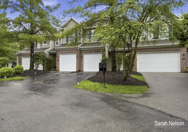 Listing Photo 2 - Condo for sale in building located at 5933 E Lyn Hvn Dr SE, Grand Rapids, MI 49512