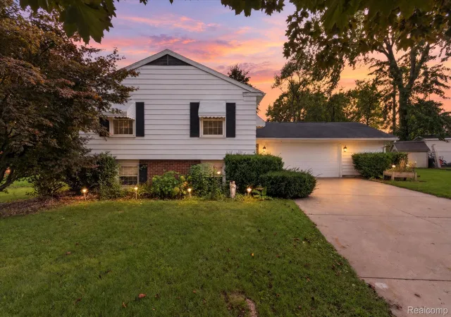 Photo 1 of Sale Pending at 302 Miami Ct, Tecumseh, MI 49286 | MLS# 20261077286 | Listing updated on 2026-10-09