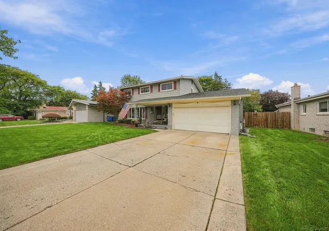 Photo 3 of Single family home for sale at 30505 Freda Dr, Warren, MI 48093 | MLS# 58050222834 | Listing updated on 2026-10-14