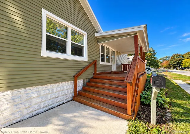 Photo 2 of Single family home for sale at 1030 Division St, Port Huron, MI 48060 | MLS# 20261077294 | Listing updated on 2026-10-22