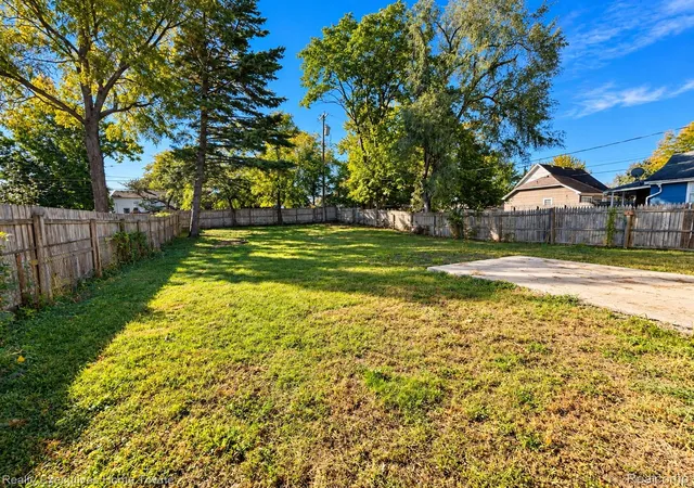 Photo 3 of Single family home for sale at 1030 Division St, Port Huron, MI 48060 | MLS# 20261077294 | Listing updated on 2026-10-22