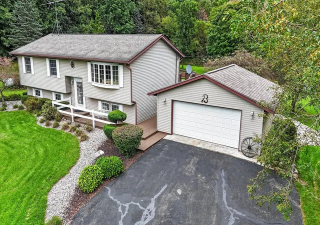 Photo 3 of Single family home for sale at 22216 E Avenue N, Battle Creek, MI 49017 | MLS# 66026050931 | Listing updated on 2026-10-10