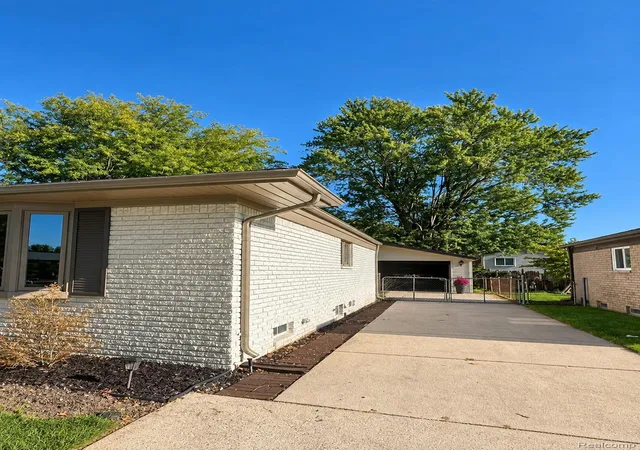 Photo 2 of Single family home for sale at 14802 Annapolis Dr, Sterling Heights, MI 48313 | MLS# 20261077358 | Listing updated on 2026-10-07