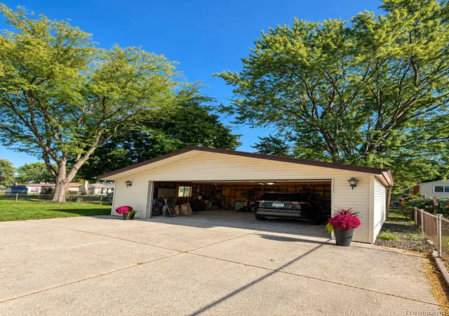 Photo 3 of Single family home for sale at 14802 Annapolis Dr, Sterling Heights, MI 48313 | MLS# 20261077358 | Listing updated on 2026-10-07