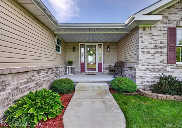 Photo 3 of Single family home for sale at 10152 Oakhill Rd, Holly, MI 48442 | MLS# 20261077360 | Listing updated on 2026-10-12
