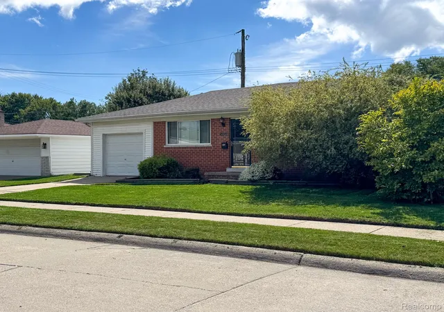 Photo 2 of Single family home for sale at 23342 Shoreview St, Saint Clair Shores, MI 48082 | MLS# 20261077367 | Listing updated on 2026-10-21