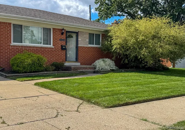 Photo 3 of Single family home for sale at 23342 Shoreview St, Saint Clair Shores, MI 48082 | MLS# 20261077367 | Listing updated on 2026-10-21
