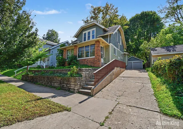 Photo 2 of Single family home for sale at 512 Curtis St Ne, Grand Rapids, MI 49505 | MLS# 65026050998 | Listing updated on 2026-10-15