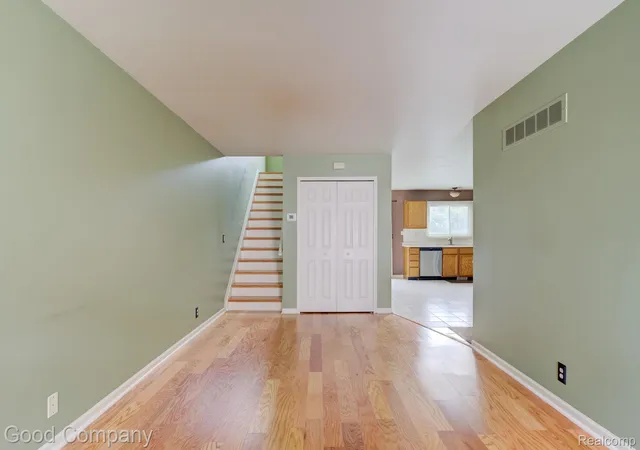 Listing Photo 3 - Condo for sale in building located at 416 Oakgrove Ct, Clawson, MI 48017