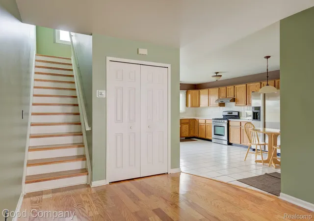 Listing Photo 4 - Condo for sale in building located at 416 Oakgrove Ct, Clawson, MI 48017