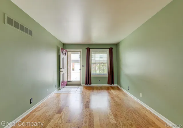 Listing Photo 5 - Condo for sale in building located at 416 Oakgrove Ct, Clawson, MI 48017