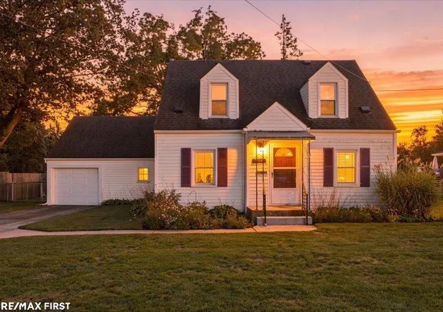 Photo 1 of Sale Pending at 904 Ottawa Dr, Royal Oak, MI 48073 | MLS# 58050222890 | Listing updated on 2026-10-04