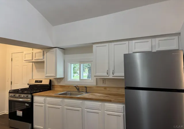 Photo 3 of Single family home for sale at 328 Bristol St, Adrian, MI 49221 | MLS# 56050222895 | Listing updated on 2026-10-15