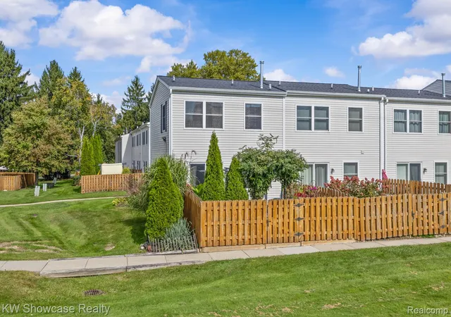 Listing Photo 4 - Condo for sale in building located at 1151 Marquette Ct, Rochester Hills, MI 48307