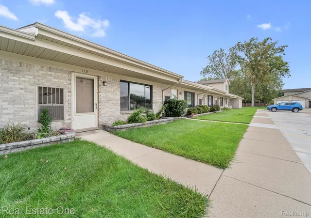 Listing Photo 2 - Condo for sale in building located at 16076 Holz Dr, Southgate, MI 48195 - Unit #112