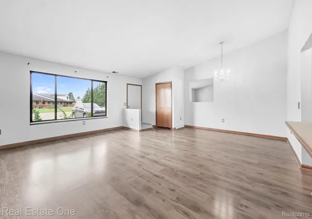 Listing Photo 3 - Condo for sale in building located at 16076 Holz Dr, Southgate, MI 48195 - Unit #112