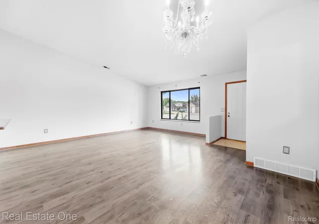 Listing Photo 4 - Condo for sale in building located at 16076 Holz Dr, Southgate, MI 48195 - Unit #112