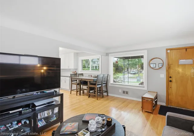 Photo 4 of Single family home for sale at 2142 Hawthorne Rd, Grosse Pointe Woods, MI 48236 | MLS# 20261077541 | Listing updated on 2026-10-18