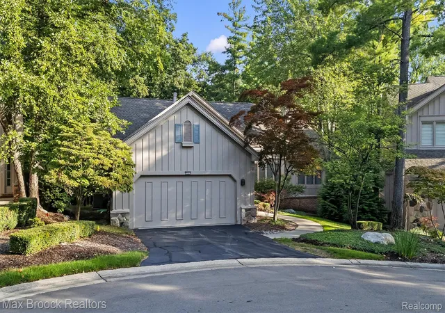 Photo 2 of Condo for sale at 4904 Woodcliff Hl Rd N, West Bloomfield, MI 48323 | MLS# 20261077561 | Listing updated on 2026-10-10
