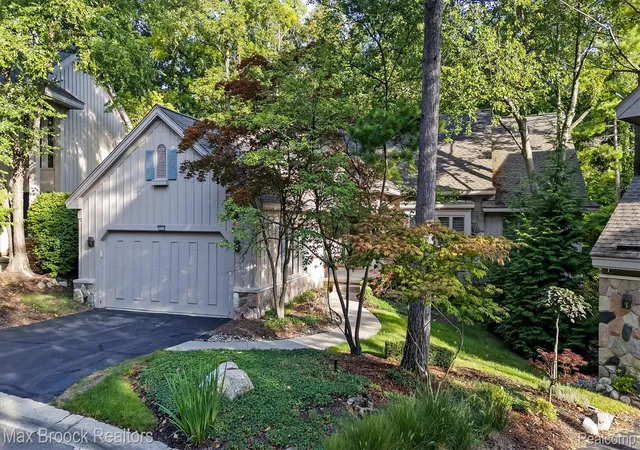Photo 3 of Condo for sale at 4904 Woodcliff Hl Rd N, West Bloomfield, MI 48323 | MLS# 20261077561 | Listing updated on 2026-10-10