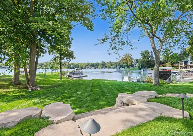 Photo 3 of Single family home for sale at 7346 Driftwood Dr, Fenton, MI 48430 | MLS# 20261077569 | Listing updated on 2026-10-11