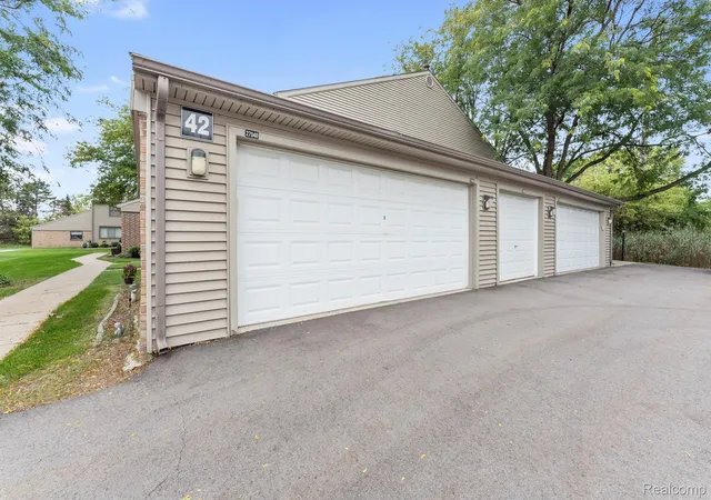 Listing Photo 5 - Condo for sale in building located at 27024 Winchester St, Trenton, MI 48183 - Unit #11