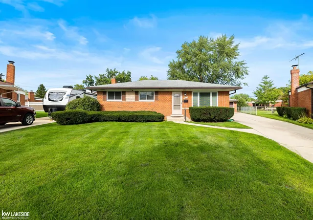 Photo 2 of Single family home for sale at 33214 Priehs Ct, Sterling Heights, MI 48312 | MLS# 58050222932 | Listing updated on 2026-10-18