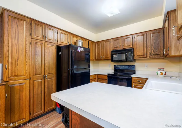 Listing Photo 4 - Condo for sale in building located at 19350 W 11 Mile Rd, Lathrup Village, MI 48076