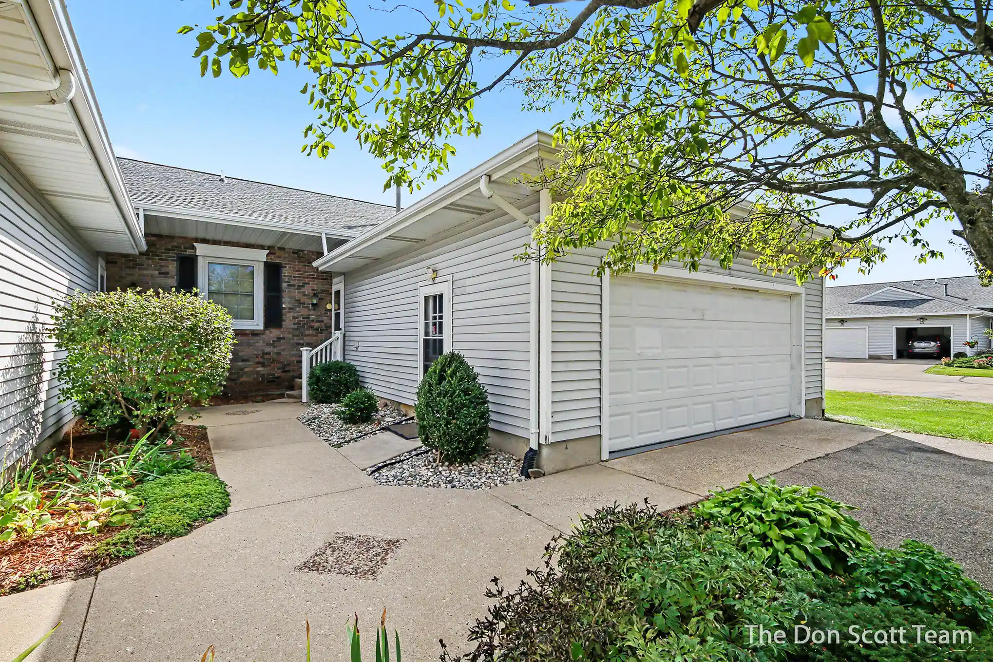 Listing Photo 2 - Condo for sale in 282 Creekside St NW located at 282 Creekside St NW, Sparta, MI 49345 - Unit 282 Creekside St NW