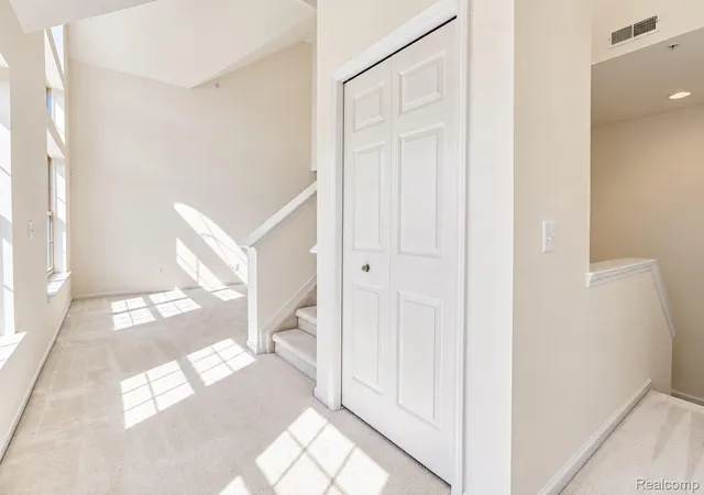 Listing Photo 5 - Condo for sale in building located at 3237 Newbury Pl, Troy, MI 48084