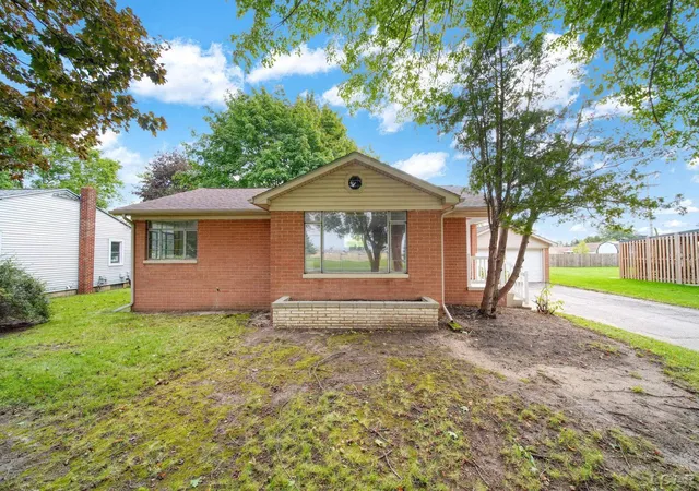 Photo 1 of Single family home for sale at 2937 Airport Rd, Adrian, MI 49221 | MLS# 56050222957 | Listing updated on 2026-10-13