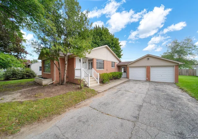 Photo 3 of Single family home for sale at 2937 Airport Rd, Adrian, MI 49221 | MLS# 56050222957 | Listing updated on 2026-10-13
