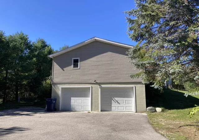 Photo 3 of Single family home for sale at 6478 E Duck Lake Rd, Lake Leelanau, MI 49653 | MLS# 78080073918 | Listing updated on 2026-10-11