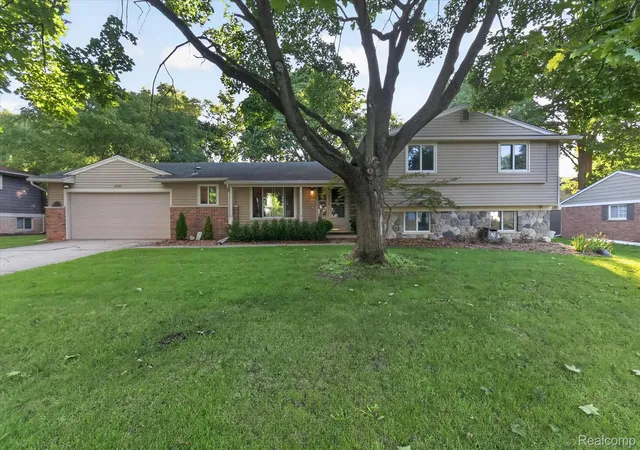 Photo 1 of Single family home for sale at 4035 Iverness Ln, West Bloomfield, MI 48323 | MLS# 20261077694 | Listing updated on 2026-10-11
