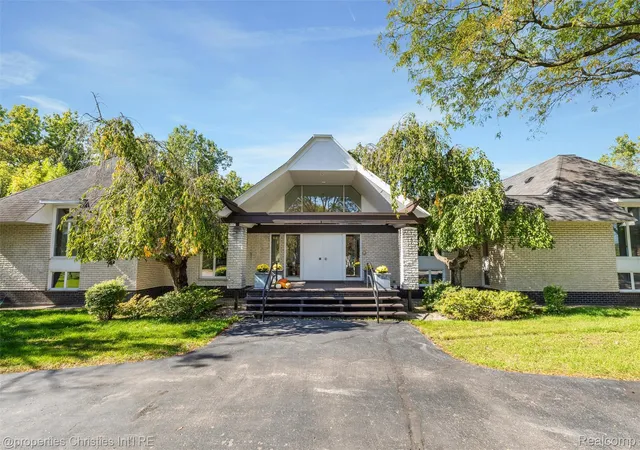 Photo 2 of Single family home for sale at 23249 Morningside St, Southfield, MI 48034 | MLS# 20261077698 | Listing updated on 2026-10-20