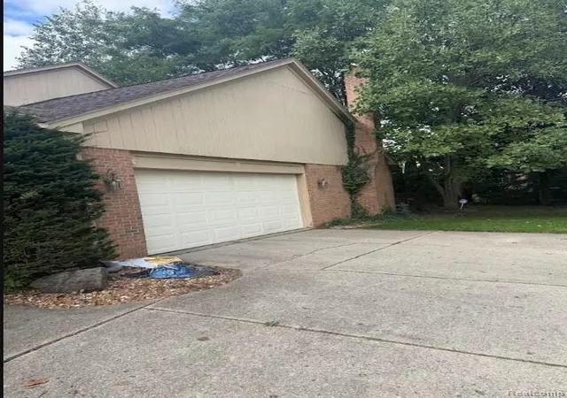 Photo 3 of Single family home for sale at 37892 Stableview Dr, Farmington Hills, MI 48335 | MLS# 20261077736 | Listing updated on 2026-10-16