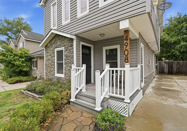 Photo 3 of Single family home for sale at 4908 Lakeview Ave, West Bloomfield, MI 48324 | MLS# 20261077747 | Listing updated on 2026-10-19