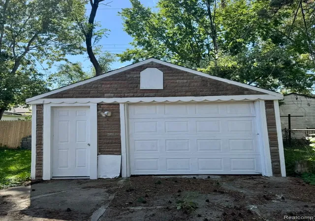 Photo 4 of Single family home for sale at 8676 Jewett Ave, Warren, MI 48089 | MLS# 20261077850 | Listing updated on 2026-10-06