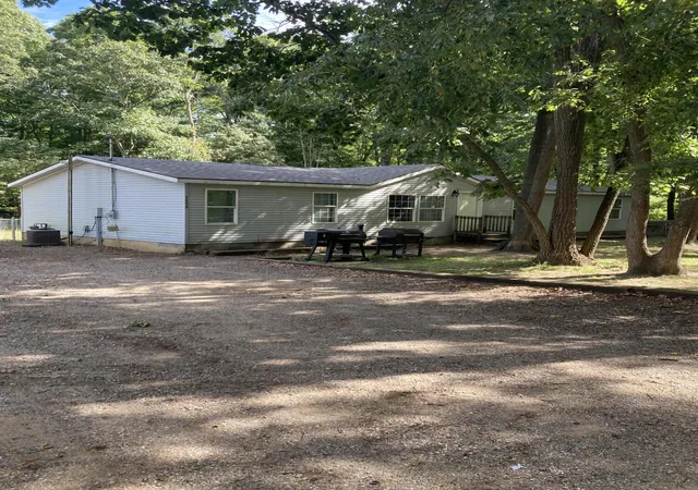 Photo 3 of Single family home for sale at 1890 Paul St, Muskegon, MI 49445 | MLS# 71026051339 | Listing updated on 2026-10-15