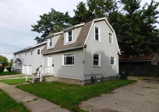 Photo 2 of Single family home for sale at 1009 Euclid Pl, Lansing, MI 48912 | MLS# 64026051353 | Listing updated on 2026-10-05