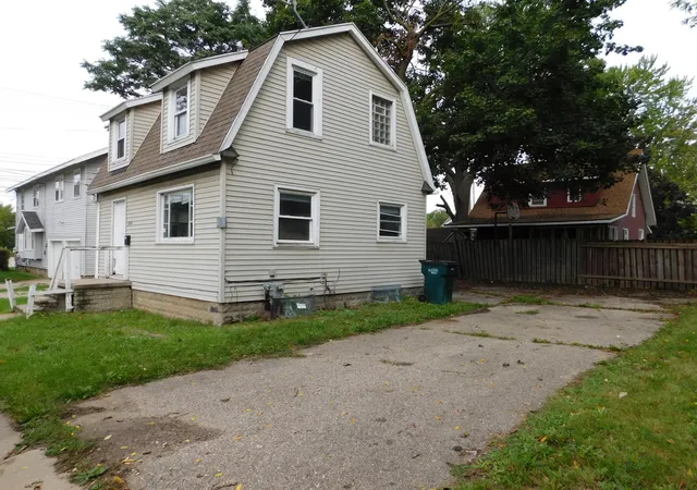 Photo 3 of Single family home for sale at 1009 Euclid Pl, Lansing, MI 48912 | MLS# 64026051353 | Listing updated on 2026-10-05