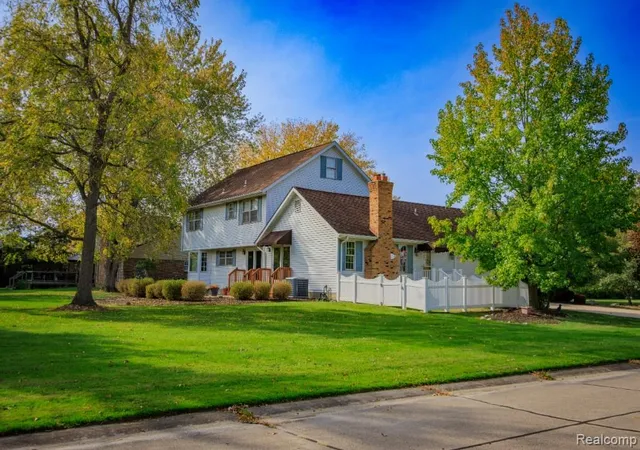 Photo 4 of Single family home for sale at 18219 Cardinal Ave, Grosse Ile, MI 48138 | MLS# 20261077878 | Listing updated on 2026-10-29