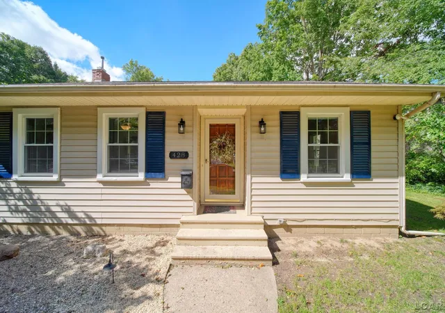 Photo 2 of Single family home for sale at 428 S Madison St, Adrian, MI 49221 | MLS# 56050223041 | Listing updated on 2026-10-08