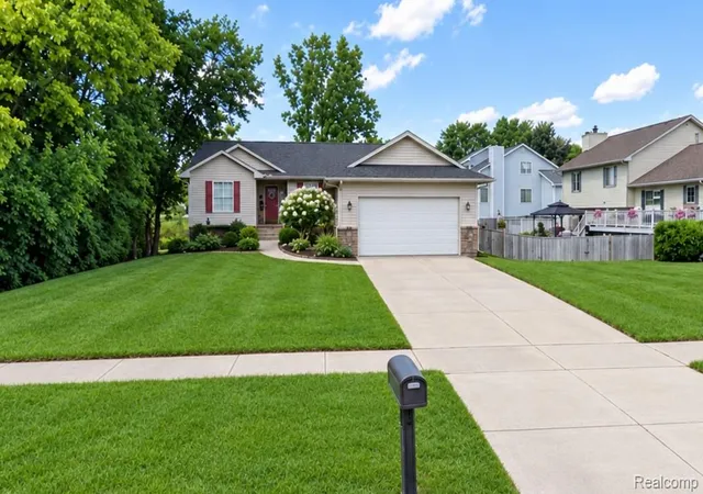 Photo 1 of Single family home for sale at 2830 Bayberry Dr, Waterford, MI 48329 | MLS# 20261077906 | Listing updated on 2026-10-13