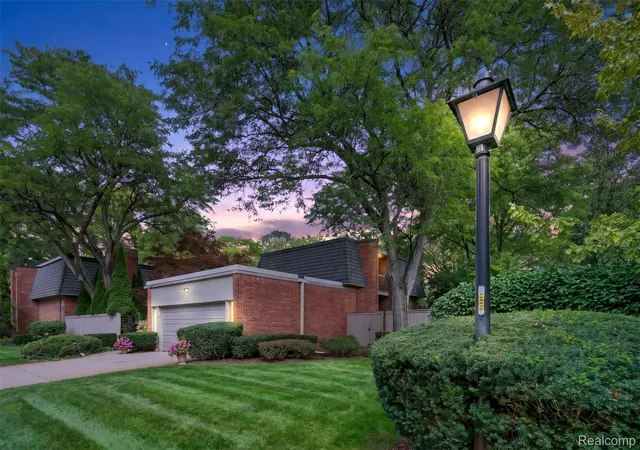 Listing Photo 1 - Condo for sale in building located at 1043 Stratford Ln, Bloomfield Hills, MI 48304