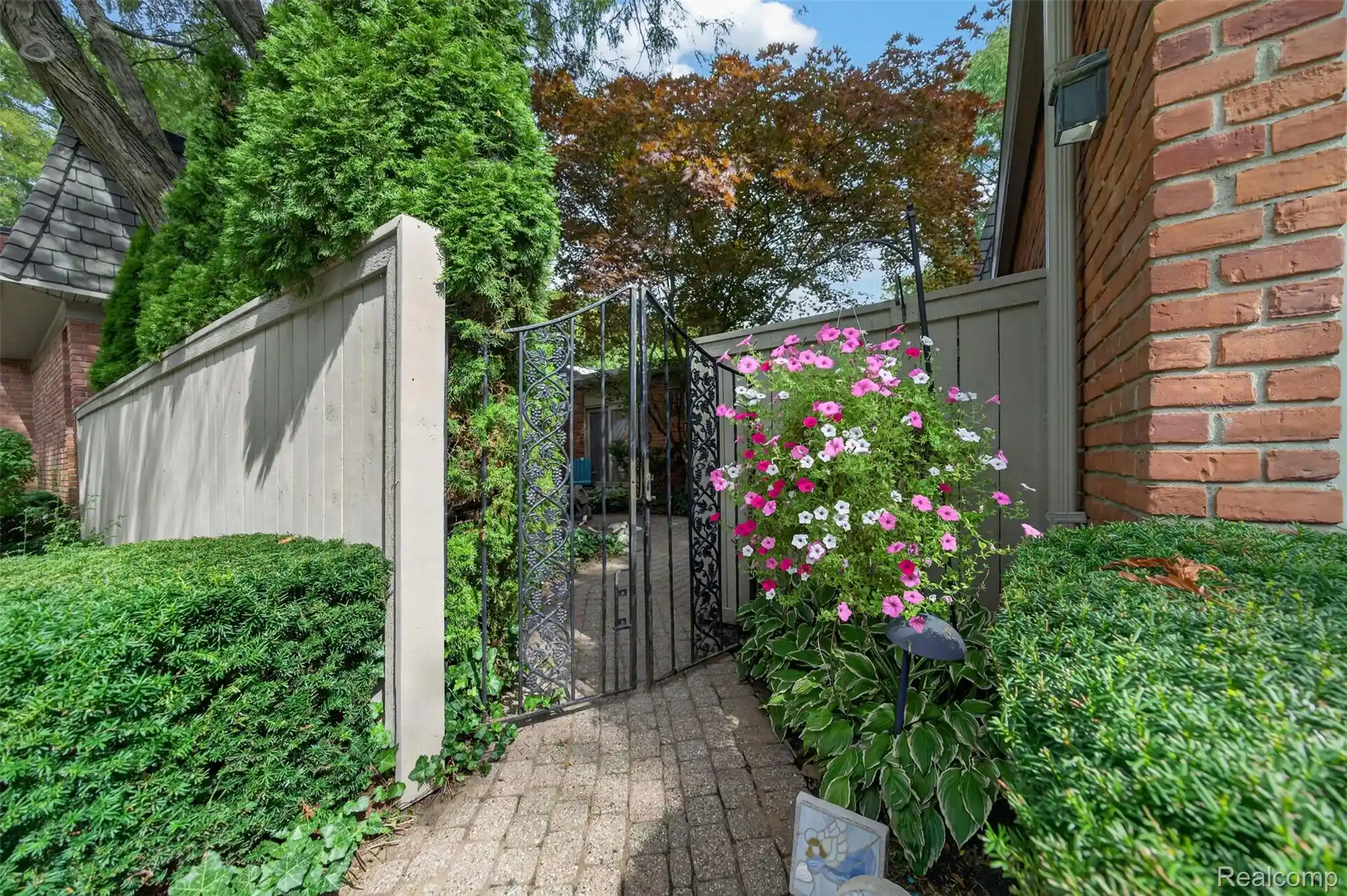 Listing Photo 1 - Condo for sale in 1043 Stratford Ln located at 1043 Stratford Ln, Bloomfield Hills, MI 48304 - Unit 1043 Stratford Ln