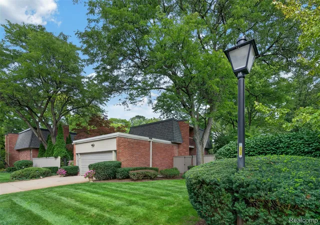 Listing Photo 3 - Condo for sale in building located at 1043 Stratford Ln, Bloomfield Hills, MI 48304